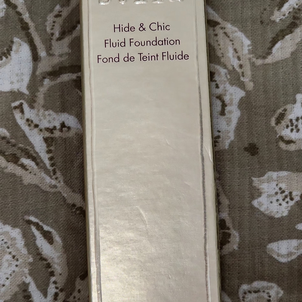 Stila Hide & Chic Foundation